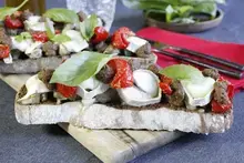 Tartine chèvre artichaut, olives
