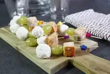 Brochettes de saumon aux raisins et billes de chèvre