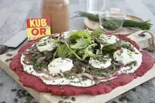 Pizza betterave chèvre oignon