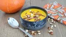 Velouté de potiron, lardons et noisettes grillées