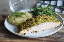 Saumon en coque de pistache et tartelette de pommes de terre