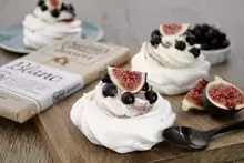 Mini pavlovas mousse au chocolat blanc et fruits d'automne