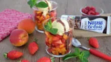 Salade de fruits glace vanille et sauce au lait concentré chocolat