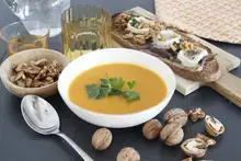 Velouté de potiron et tartines de chèvre miel et noix