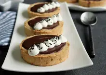 Tartelettes poires chocolat et chantilly aux graines de sésame noir