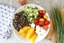 Salade de lentilles, orange chèvre et légumes croquants
