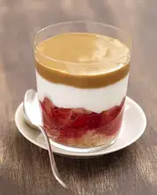 Verrines chocolat caramel, fraises et fromage blanc