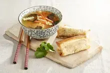 Soupe chinoise aux légumes et samossa de boeuf