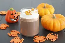 Chocolat chaud au lait concentré sucré chantilly aux épices et potiron