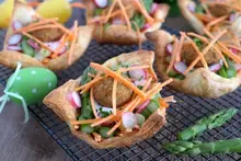 Nid croustillant aux légumes printaniers et falafels