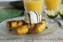 Petites bananes glacées, sauce au chocolat et glace vanille