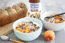 Yaourt aux fruits, granola et sauce chocolat
