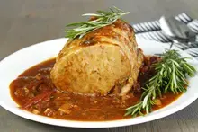 Rôti de porc aux tomates, romarin et lardons