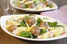 Salade de mâche, pomme granny et légumes croquants