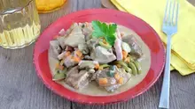 Sauté de veau aux olives et lardons