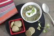 Velouté de poireaux, chantilly au gorgonzola et sablés au sarrasin