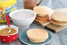 Pancakes à la compotée de pomme et bol de NESQUIK