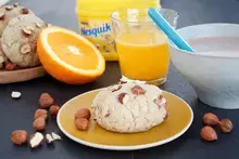 Petits pains complets aux noisettes et bol de NESQUIK