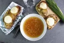 Soupe à l'oignon et sa tartine végétarienne