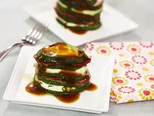 Millefeuilles de courgettes, mozzarella, bacon et citron
