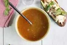 Bouillon de légumes vermicelles et sa tartine de saumon et courgettes