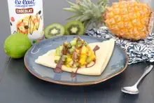 Crêpes aux fruits exotiques et sauce chocolat au lait concentré