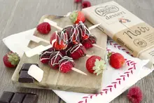 Brochettes de fruits au duo de chocolats
