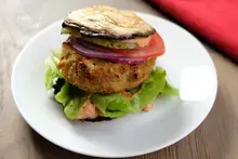 Burger végétarien, épinard, fromage, champignons