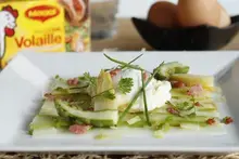 Carpaccio d’asperges, œufs pochés et allumettes