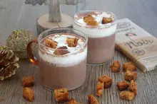 Chocolat chaud aux épices et pain d'épices croustillant