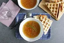 Soupe à l'oignon et son croq'gaufre jambon reblochon