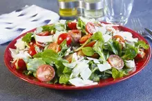 Salade de mâche, tomate, parmesan olives