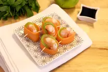 Roulés de carotte, pomme et crevettes façon maki
