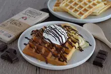 Gaufres moelleuses sauce chocolat et chantilly