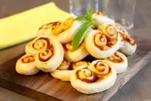 Palmiers feuilletés apéritifs tomate