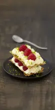 Mille-feuilles au chocolat blanc, framboises et pistaches