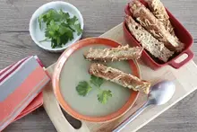 Velouté de poireaux et pommes de terre et mouillette de pain perdu gratiné au air fryer
