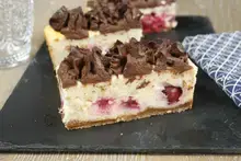 Gâteau au fromage blanc et griottes chantilly au chocolat Noir Absolu