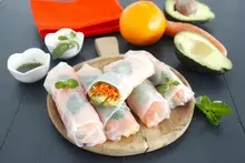 Rouleaux de printemps orange soja avocat et sauce au Kub or
