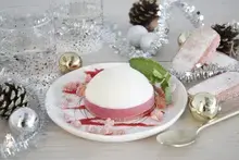 Glace amande framboise au lait concentré sucré et biscuits roses