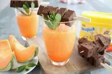 Smoothie melon et brochettes de moelleux NESQUIK
