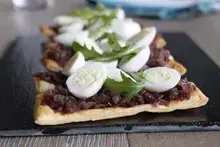 Petits feuilletés compotée d'oignons miel et oeufs de caille