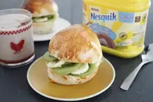 Brioches aux fruits et bol de NESQUIK