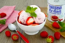 Glace à la fraise au lait concentré