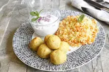 Boulettes de lentilles corail sauce au fromage blanc et semoule à la carotte