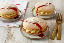 Macarons au chocolat blanc, coulis de framboises