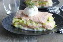 Mille-feuilles de saumon et poireaux , oeuf poché