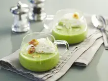 Cappuccino de brocolis aux amandes grillées