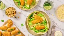 Salade César au poulet croustillant et au fromage au air fryer avec croûtons