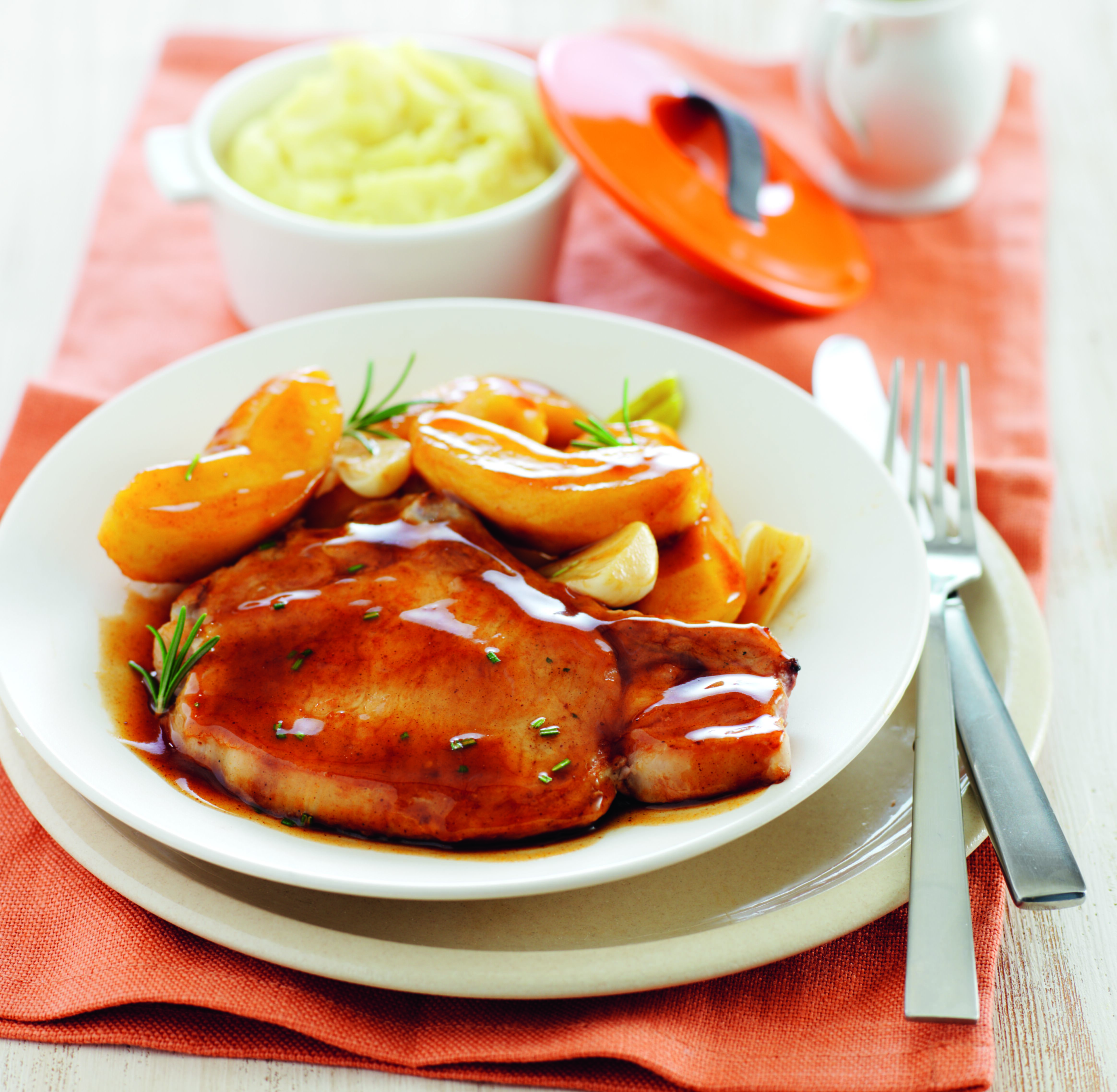 Côtes de porc aux pommes et au romarin